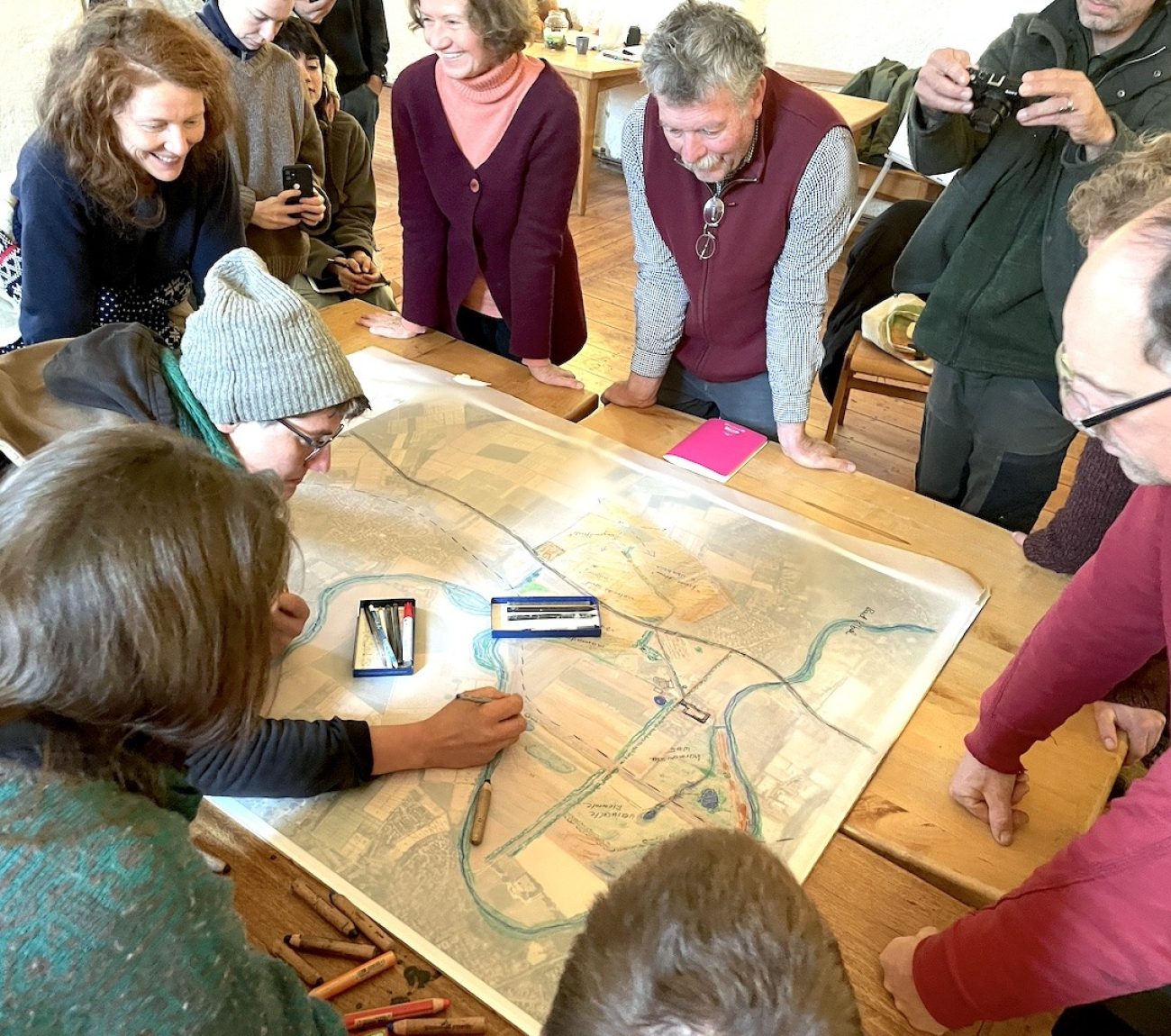 Gruppe an der Karte Dottenfelder Hof