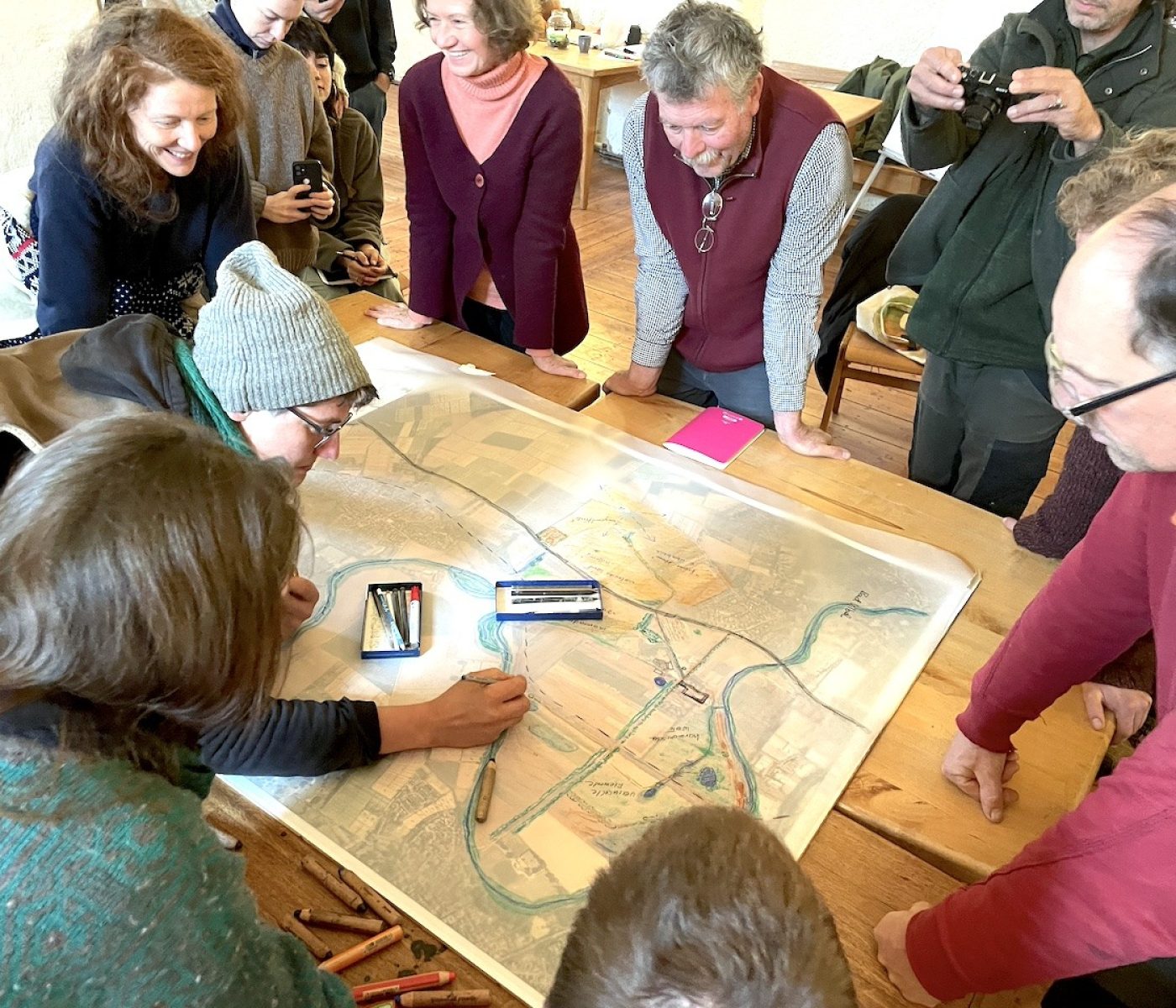 Gruppe an der Karte Dottenfelder Hof