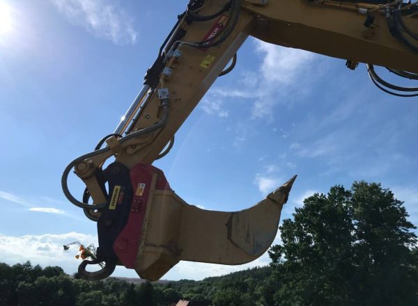 mit dem Sauzahn wird der Wasserrückhaltegraben gezogen